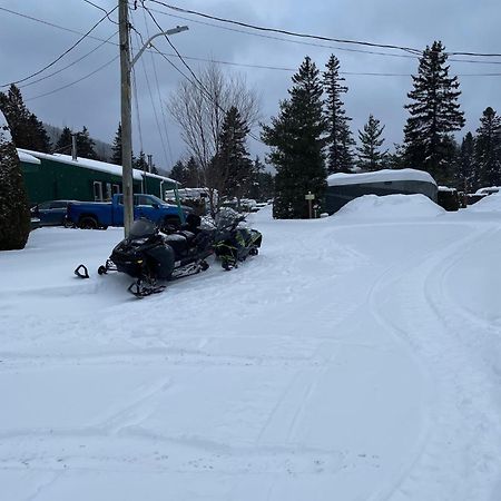 Camping Le 4 Chemins LʼAnse-Saint-Jean Eksteriør bilde