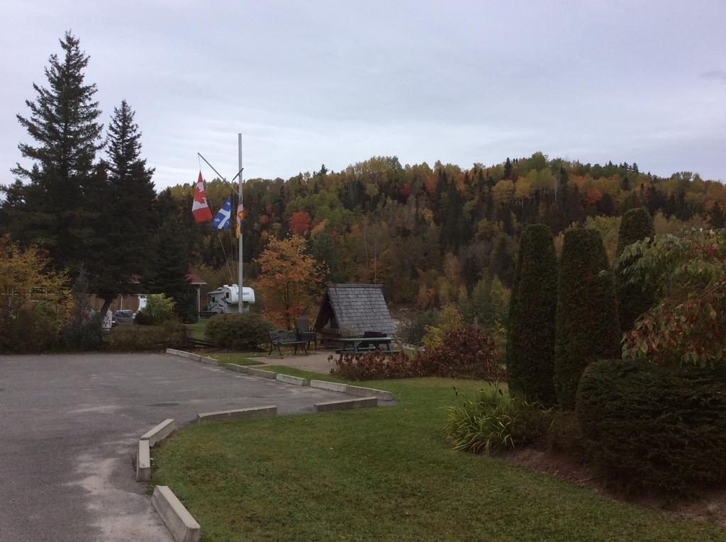 Camping Le 4 Chemins LʼAnse-Saint-Jean Rom bilde