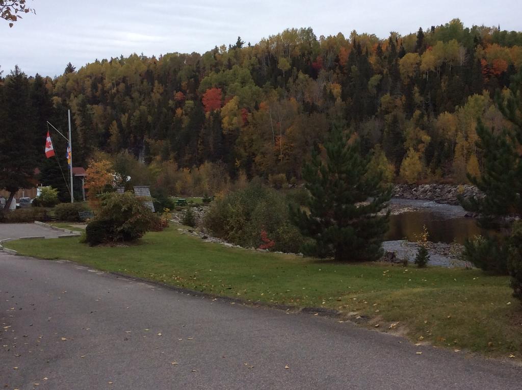 Camping Le 4 Chemins LʼAnse-Saint-Jean Rom bilde