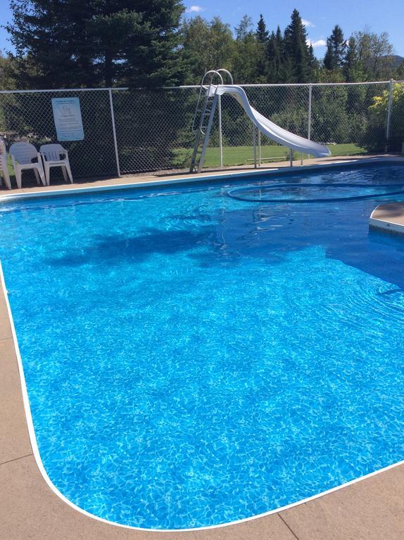Camping Le 4 Chemins LʼAnse-Saint-Jean Rom bilde
