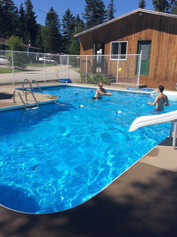 Camping Le 4 Chemins LʼAnse-Saint-Jean Rom bilde
