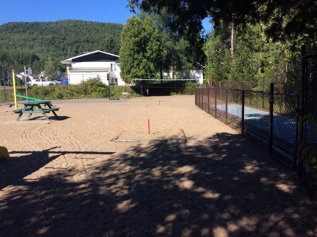 Camping Le 4 Chemins LʼAnse-Saint-Jean Rom bilde
