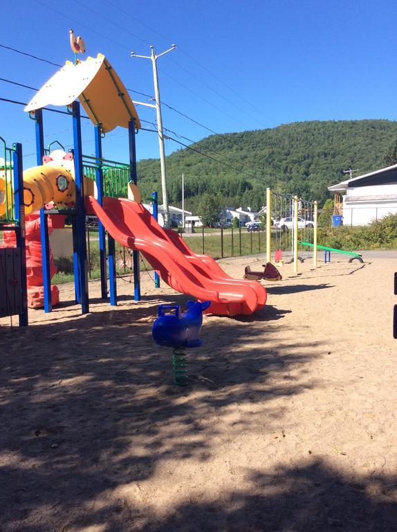 Camping Le 4 Chemins LʼAnse-Saint-Jean Rom bilde