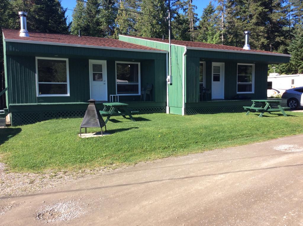 Camping Le 4 Chemins LʼAnse-Saint-Jean Rom bilde