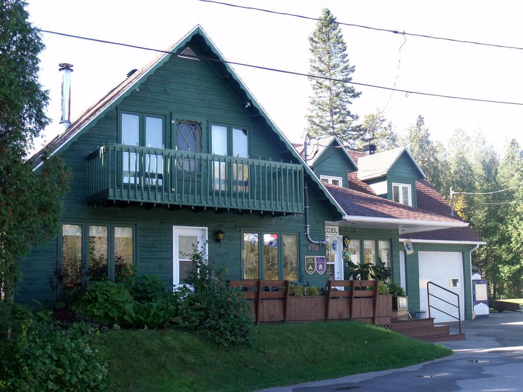 Camping Le 4 Chemins LʼAnse-Saint-Jean Rom bilde