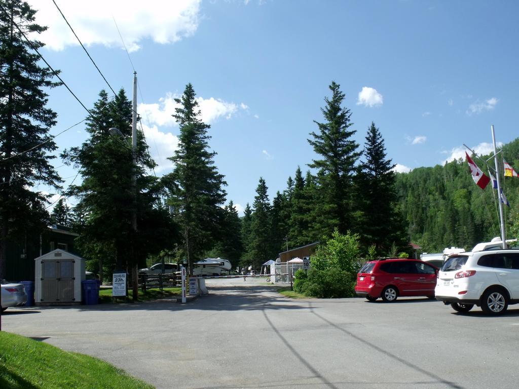 Camping Le 4 Chemins LʼAnse-Saint-Jean Rom bilde