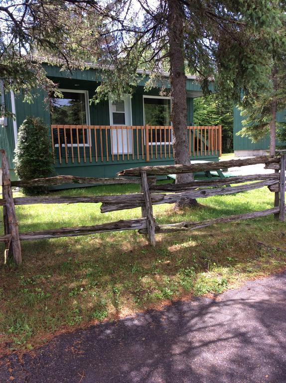 Camping Le 4 Chemins LʼAnse-Saint-Jean Eksteriør bilde