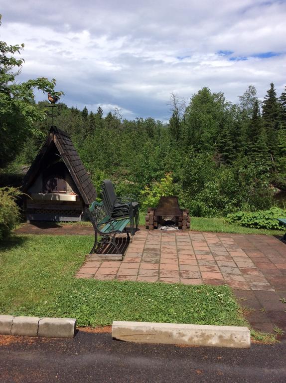 Camping Le 4 Chemins LʼAnse-Saint-Jean Eksteriør bilde